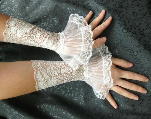 Baroque lace bridal gloves