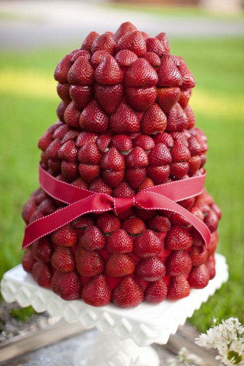 fresh strawberry wedding cake via Lover.ly